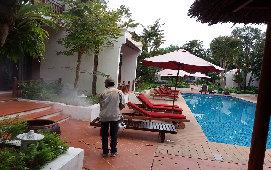 Phun thuốc diệt ruồi muỗi kiến gián